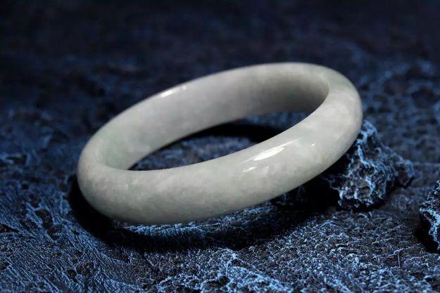 周大福买翡翠手镯好吗周大福店有翡翠手镯吗-第2张图片-翡翠网 周大福买翡翠手镯好吗周大福店有翡翠手镯吗-第2张图片-翡翠网