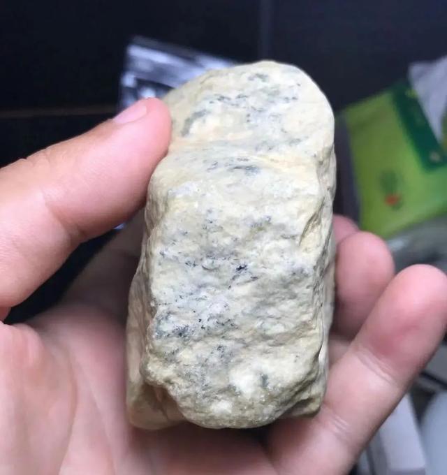 关于切皮肉不分的木纳翡翠原石的信息-第1张图片-翡翠网 关于切皮肉不分的木纳翡翠原石的信息-第1张图片-翡翠网