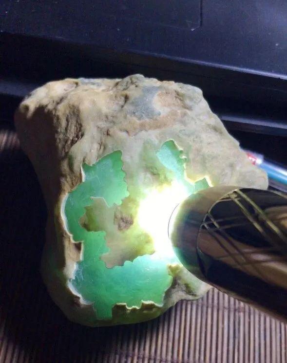 关于切皮肉不分的木纳翡翠原石的信息-第3张图片-翡翠网 关于切皮肉不分的木纳翡翠原石的信息-第3张图片-翡翠网