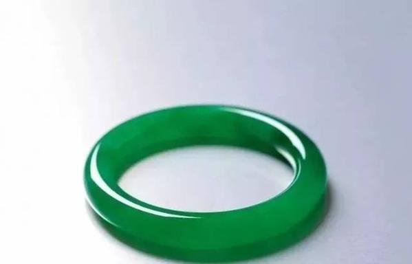 千万翡翠手镯,上千万翡翠手镯-第2张图片-翡翠网 千万翡翠手镯,上千万翡翠手镯-第2张图片-翡翠网