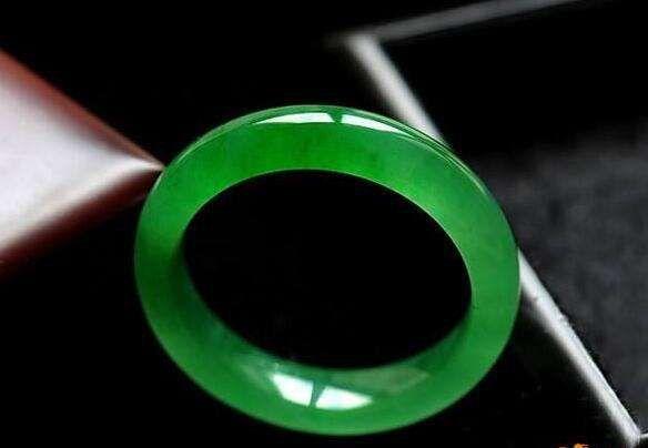 千万翡翠手镯,上千万翡翠手镯-第3张图片-翡翠网 千万翡翠手镯,上千万翡翠手镯-第3张图片-翡翠网