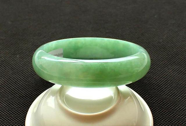 千万翡翠手镯,上千万翡翠手镯-第5张图片-翡翠网 千万翡翠手镯,上千万翡翠手镯-第5张图片-翡翠网