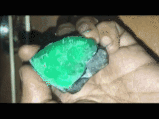 翡翠原石发现了什么翡翠原石用什么去皮-第3张图片-翡翠网 翡翠原石发现了什么翡翠原石用什么去皮-第3张图片-翡翠网