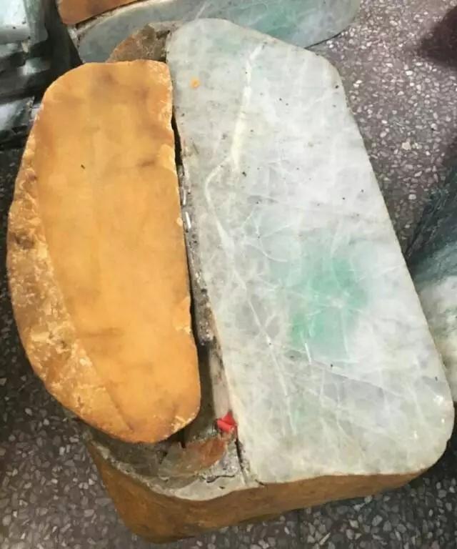 翡翠原石发现了什么翡翠原石用什么去皮-第4张图片-翡翠网 翡翠原石发现了什么翡翠原石用什么去皮-第4张图片-翡翠网