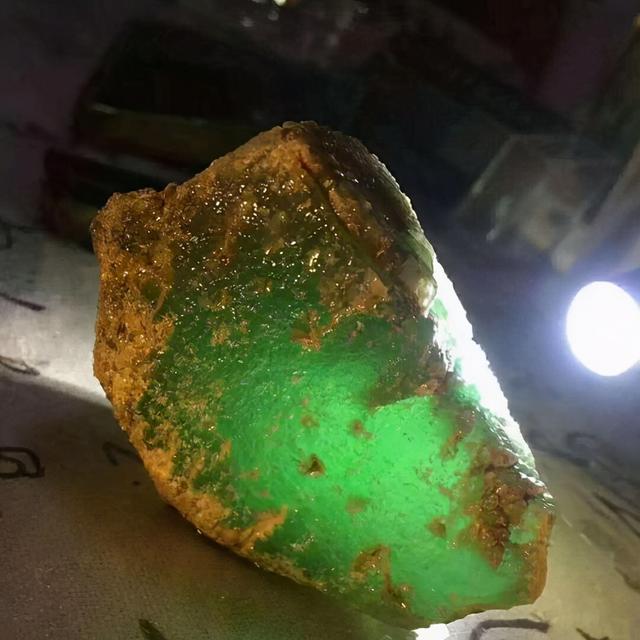 翡翠原石发现了什么翡翠原石用什么去皮-第5张图片-翡翠网 翡翠原石发现了什么翡翠原石用什么去皮-第5张图片-翡翠网