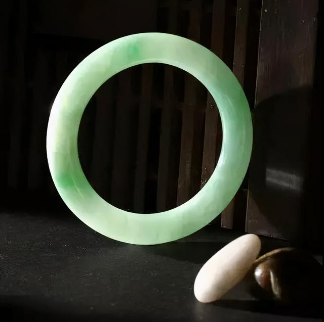 翡翠手镯上有凤纹好吗的简单介绍-第1张图片-翡翠网 翡翠手镯上有凤纹好吗的简单介绍-第1张图片-翡翠网