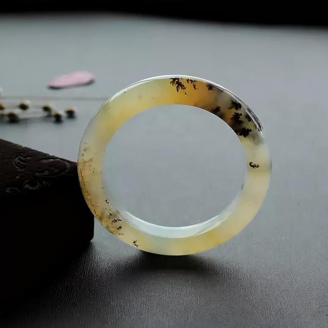 翡翠手镯上有凤纹好吗的简单介绍-第2张图片-翡翠网 翡翠手镯上有凤纹好吗的简单介绍-第2张图片-翡翠网