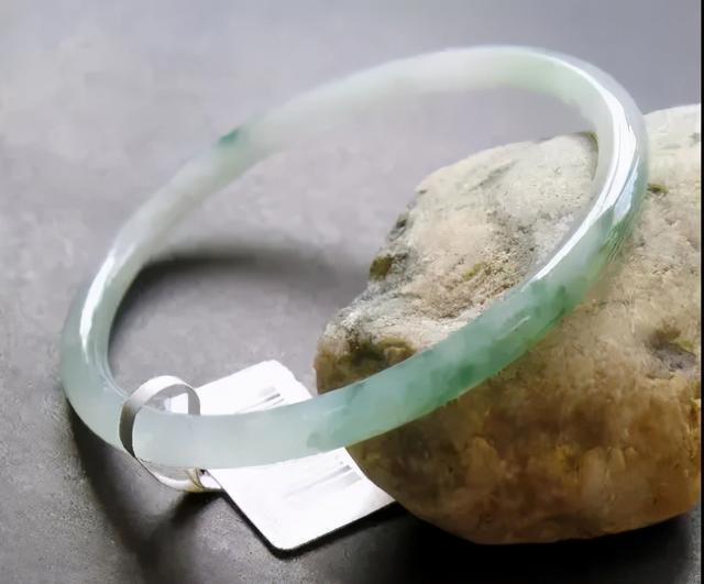 翡翠手镯上有凤纹好吗的简单介绍-第3张图片-翡翠网 翡翠手镯上有凤纹好吗的简单介绍-第3张图片-翡翠网