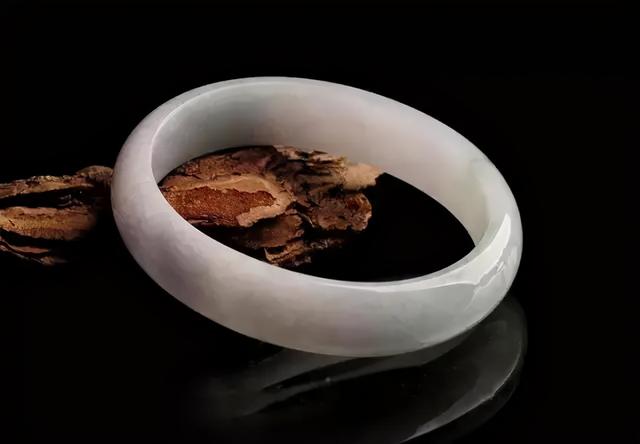 翡翠手镯上有凤纹好吗的简单介绍-第5张图片-翡翠网 翡翠手镯上有凤纹好吗的简单介绍-第5张图片-翡翠网