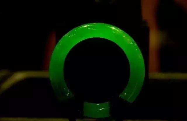 翡翠原石价值3亿的简单介绍-第1张图片-翡翠网 翡翠原石价值3亿的简单介绍-第1张图片-翡翠网