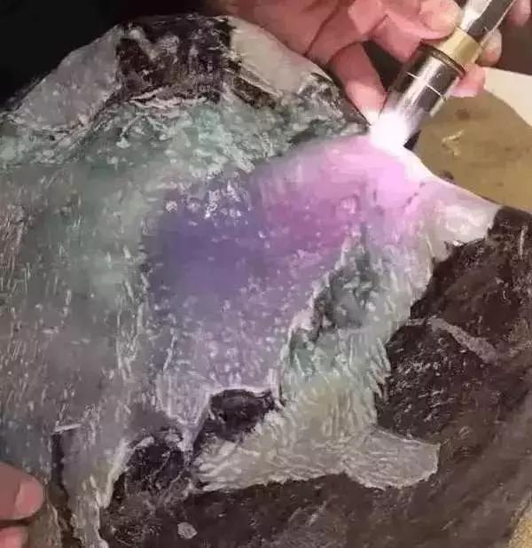 翡翠原石价值3亿的简单介绍-第3张图片-翡翠网 翡翠原石价值3亿的简单介绍-第3张图片-翡翠网