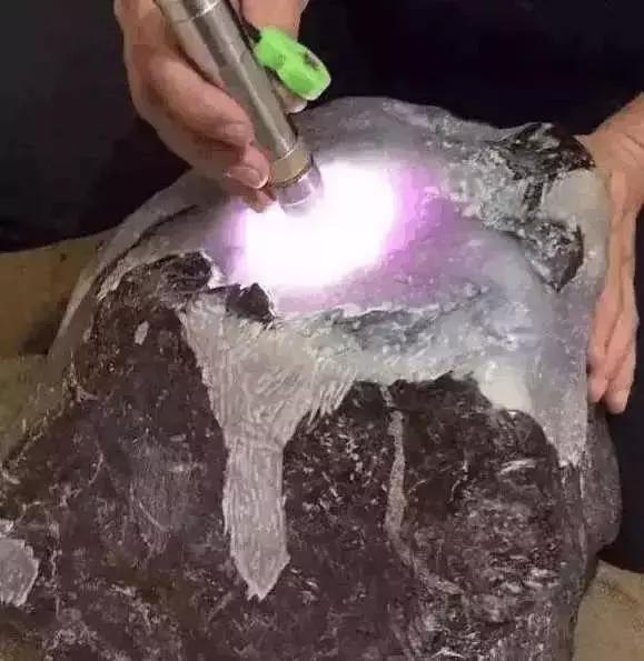 翡翠原石价值3亿的简单介绍-第4张图片-翡翠网 翡翠原石价值3亿的简单介绍-第4张图片-翡翠网