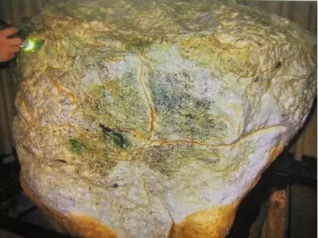 翡翠原石价值3亿的简单介绍-第5张图片-翡翠网 翡翠原石价值3亿的简单介绍-第5张图片-翡翠网