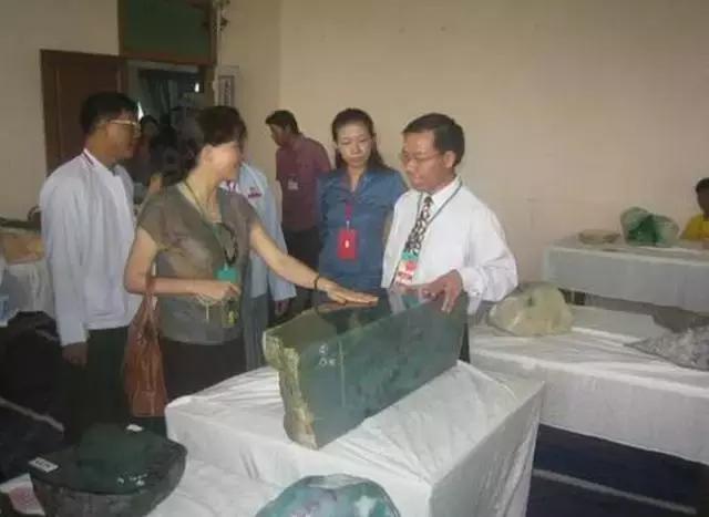 翡翠原石价值3亿的简单介绍-第8张图片-翡翠网 翡翠原石价值3亿的简单介绍-第8张图片-翡翠网