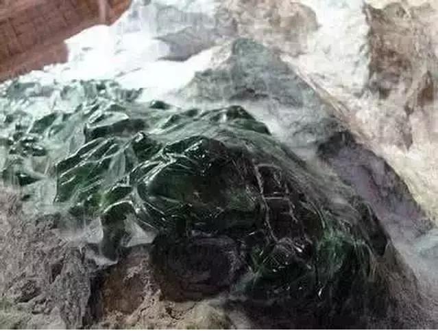 翡翠原石价值3亿的简单介绍-第11张图片-翡翠网 翡翠原石价值3亿的简单介绍-第11张图片-翡翠网