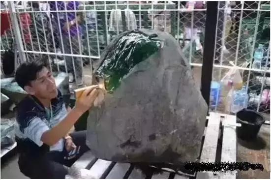 翡翠原石价值3亿的简单介绍-第12张图片-翡翠网 翡翠原石价值3亿的简单介绍-第12张图片-翡翠网