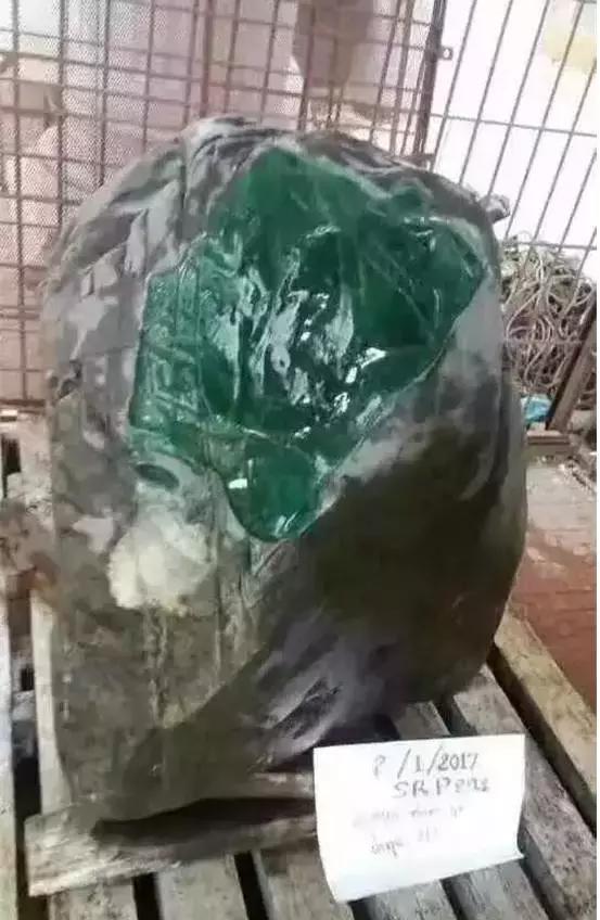 翡翠原石价值3亿的简单介绍-第14张图片-翡翠网 翡翠原石价值3亿的简单介绍-第14张图片-翡翠网