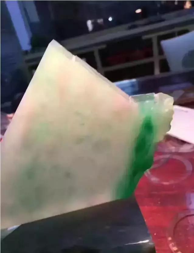 翡翠原石价值3亿的简单介绍-第19张图片-翡翠网 翡翠原石价值3亿的简单介绍-第19张图片-翡翠网