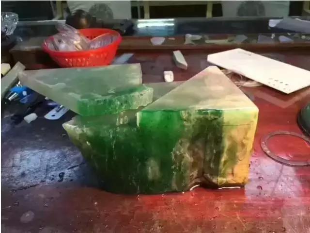 翡翠原石价值3亿的简单介绍-第20张图片-翡翠网 翡翠原石价值3亿的简单介绍-第20张图片-翡翠网