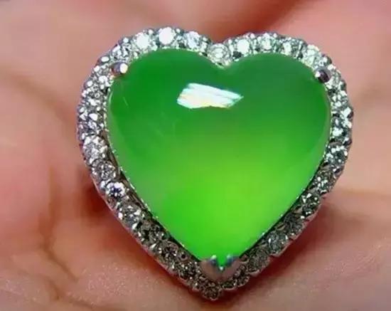 翡翠原石价值3亿的简单介绍-第22张图片-翡翠网 翡翠原石价值3亿的简单介绍-第22张图片-翡翠网