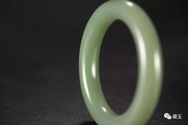 翡翠手镯紧贴皮肤是不是小了翡翠手镯紧贴腕部-第7张图片-翡翠网 翡翠手镯紧贴皮肤是不是小了翡翠手镯紧贴腕部-第7张图片-翡翠网