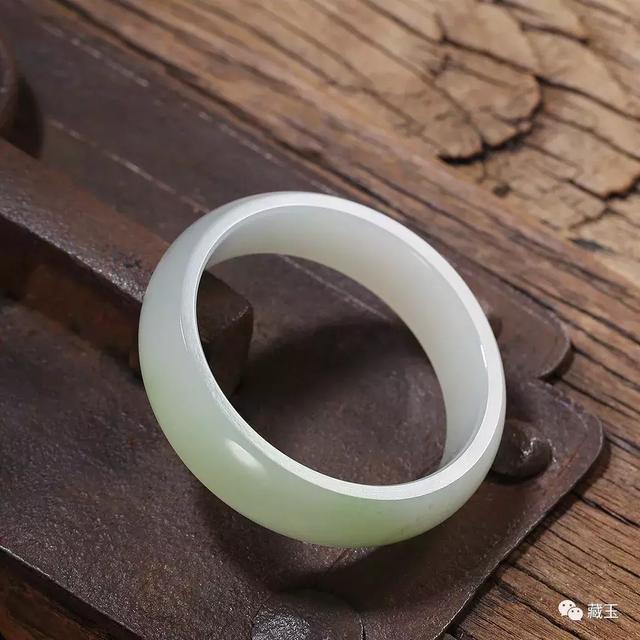 翡翠手镯紧贴皮肤是不是小了翡翠手镯紧贴腕部-第8张图片-翡翠网 翡翠手镯紧贴皮肤是不是小了翡翠手镯紧贴腕部-第8张图片-翡翠网