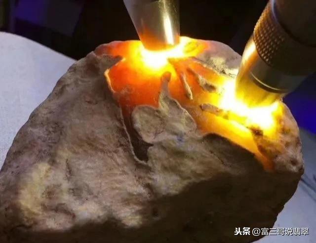 翡翠原石大马坎场口特点翡翠原石图解大马坎-第5张图片-翡翠网 翡翠原石大马坎场口特点翡翠原石图解大马坎-第5张图片-翡翠网