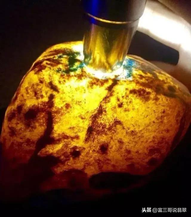 翡翠原石大马坎场口特点翡翠原石图解大马坎-第9张图片-翡翠网 翡翠原石大马坎场口特点翡翠原石图解大马坎-第9张图片-翡翠网