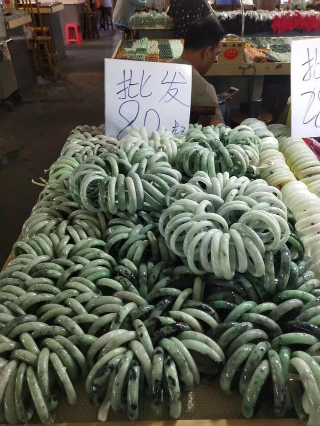 4000元的翡翠手镯的简单介绍-第4张图片-翡翠网 4000元的翡翠手镯的简单介绍-第4张图片-翡翠网