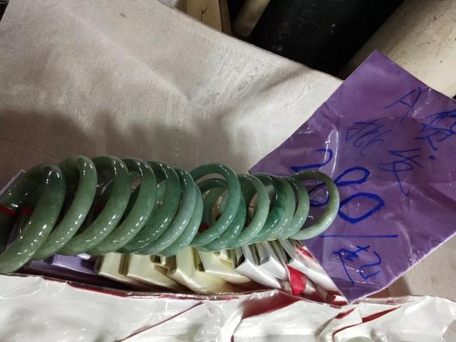 4000元的翡翠手镯的简单介绍-第5张图片-翡翠网 4000元的翡翠手镯的简单介绍-第5张图片-翡翠网
