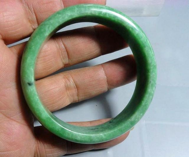 粗豆种翡翠手镯图片,900元豆种翡翠手镯图片-第7张图片-翡翠网 粗豆种翡翠手镯图片,900元豆种翡翠手镯图片-第7张图片-翡翠网