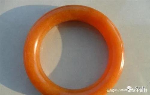 翡翠手镯有黄点好还是不好翡翠手镯带黄的好不好-第2张图片-翡翠网 翡翠手镯有黄点好还是不好翡翠手镯带黄的好不好-第2张图片-翡翠网