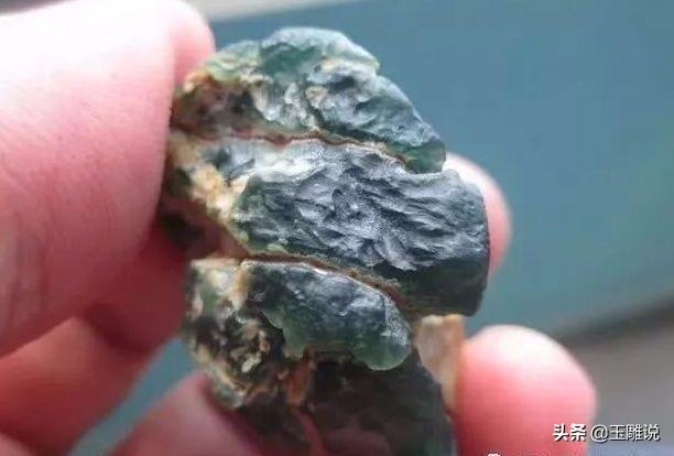 最美翡翠原石取件原石出的翡翠把件-第1张图片-翡翠网 最美翡翠原石取件原石出的翡翠把件-第1张图片-翡翠网