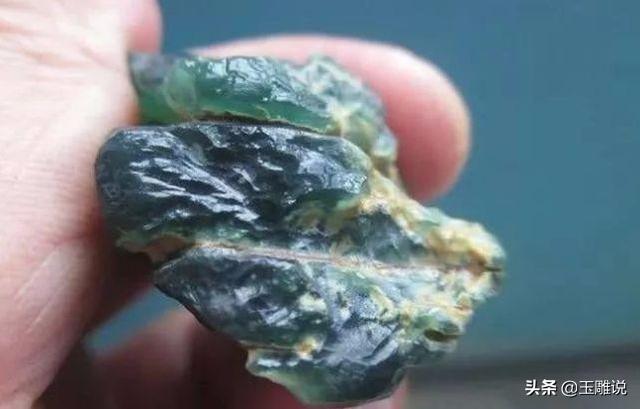 最美翡翠原石取件原石出的翡翠把件-第2张图片-翡翠网 最美翡翠原石取件原石出的翡翠把件-第2张图片-翡翠网