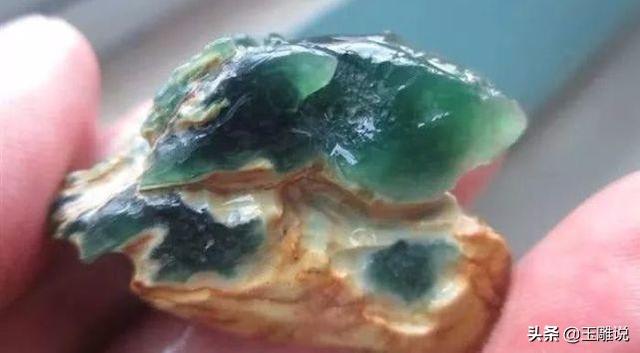 最美翡翠原石取件原石出的翡翠把件-第3张图片-翡翠网 最美翡翠原石取件原石出的翡翠把件-第3张图片-翡翠网