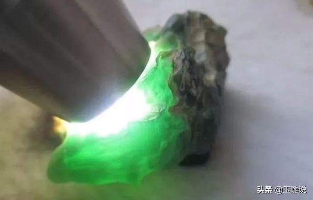 最美翡翠原石取件原石出的翡翠把件-第4张图片-翡翠网 最美翡翠原石取件原石出的翡翠把件-第4张图片-翡翠网