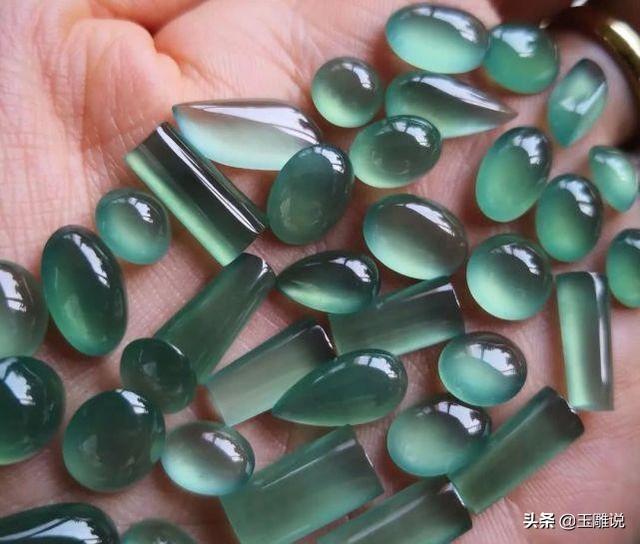 最美翡翠原石取件原石出的翡翠把件-第6张图片-翡翠网 最美翡翠原石取件原石出的翡翠把件-第6张图片-翡翠网