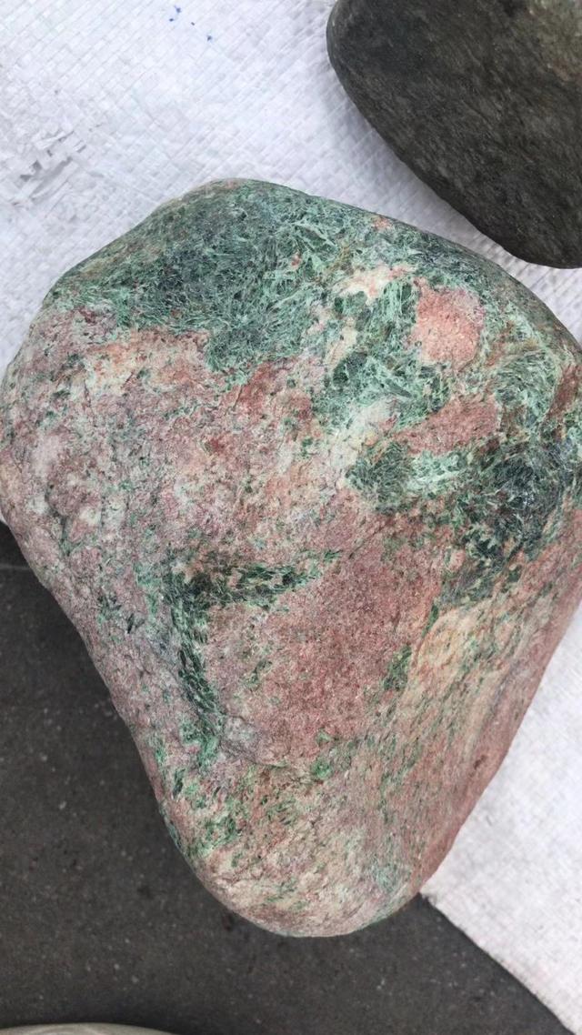 翡翠原石白莽带翡翠原石白莽-第1张图片-翡翠网 翡翠原石白莽带翡翠原石白莽-第1张图片-翡翠网