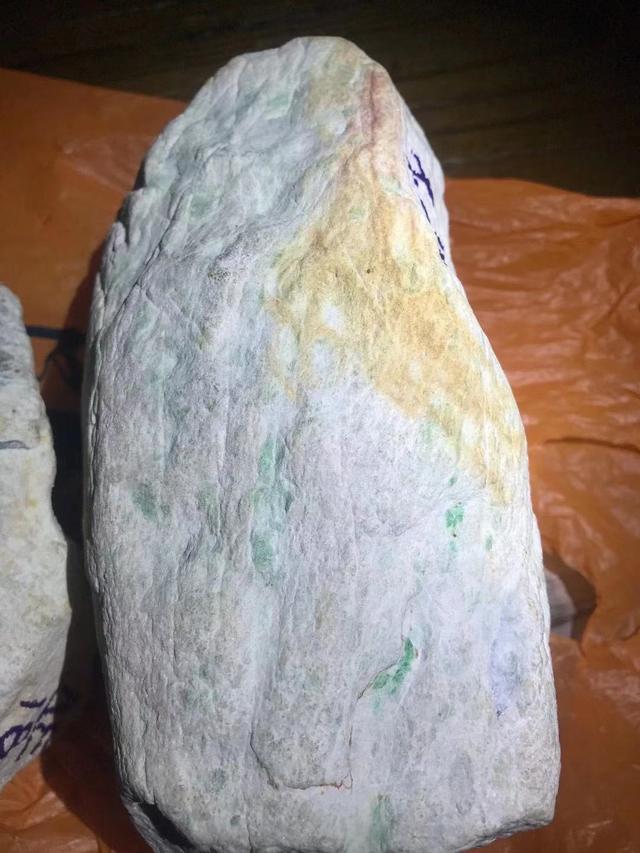 翡翠原石白莽带翡翠原石白莽-第2张图片-翡翠网 翡翠原石白莽带翡翠原石白莽-第2张图片-翡翠网