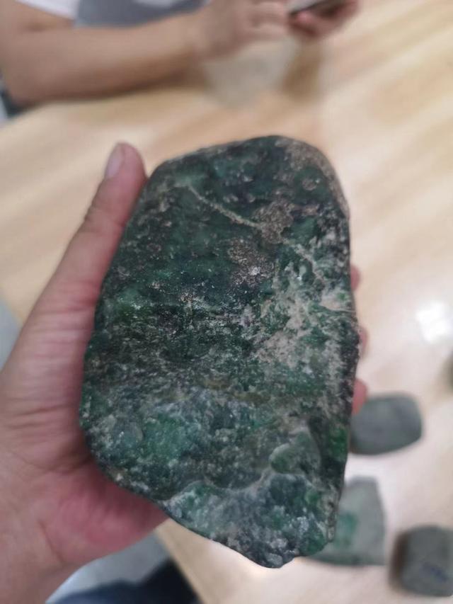 翡翠原石白莽带翡翠原石白莽-第3张图片-翡翠网 翡翠原石白莽带翡翠原石白莽-第3张图片-翡翠网