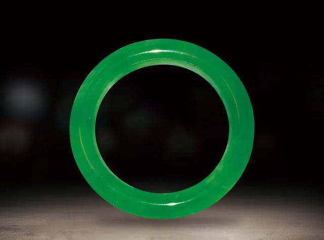 翡翠手镯打灯起紫色荧光是真的假的,荧光绿翡翠手镯-第2张图片-翡翠网 翡翠手镯打灯起紫色荧光是真的假的,荧光绿翡翠手镯-第2张图片-翡翠网