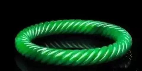 翡翠手镯打灯起紫色荧光是真的假的,荧光绿翡翠手镯-第3张图片-翡翠网 翡翠手镯打灯起紫色荧光是真的假的,荧光绿翡翠手镯-第3张图片-翡翠网