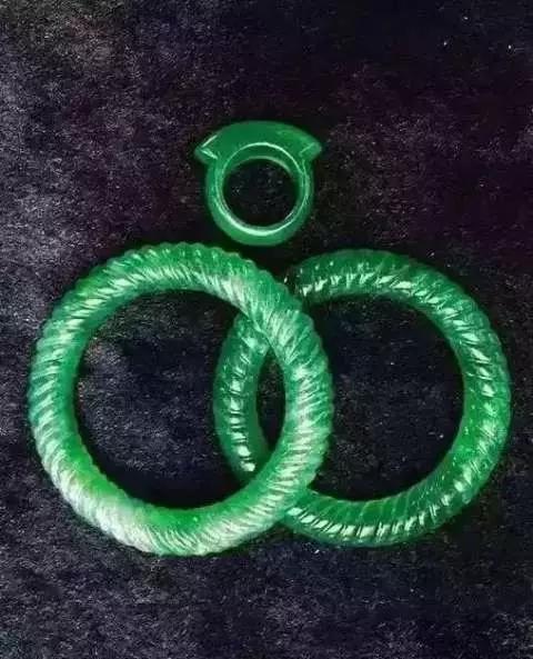 翡翠手镯打灯起紫色荧光是真的假的,荧光绿翡翠手镯-第4张图片-翡翠网 翡翠手镯打灯起紫色荧光是真的假的,荧光绿翡翠手镯-第4张图片-翡翠网