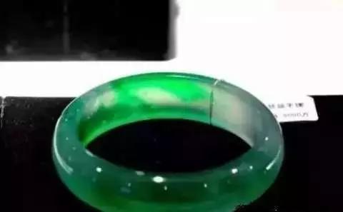 翡翠手镯打灯起紫色荧光是真的假的,荧光绿翡翠手镯-第5张图片-翡翠网 翡翠手镯打灯起紫色荧光是真的假的,荧光绿翡翠手镯-第5张图片-翡翠网