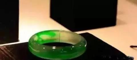 翡翠手镯打灯起紫色荧光是真的假的,荧光绿翡翠手镯-第6张图片-翡翠网 翡翠手镯打灯起紫色荧光是真的假的,荧光绿翡翠手镯-第6张图片-翡翠网