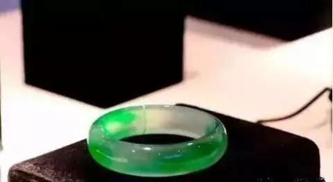 翡翠手镯打灯起紫色荧光是真的假的,荧光绿翡翠手镯-第7张图片-翡翠网 翡翠手镯打灯起紫色荧光是真的假的,荧光绿翡翠手镯-第7张图片-翡翠网