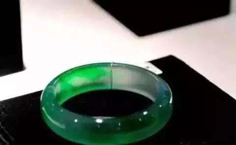 翡翠手镯打灯起紫色荧光是真的假的,荧光绿翡翠手镯-第8张图片-翡翠网 翡翠手镯打灯起紫色荧光是真的假的,荧光绿翡翠手镯-第8张图片-翡翠网