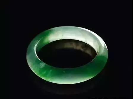 翡翠手镯打灯起紫色荧光是真的假的,荧光绿翡翠手镯-第9张图片-翡翠网 翡翠手镯打灯起紫色荧光是真的假的,荧光绿翡翠手镯-第9张图片-翡翠网