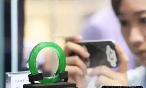 翡翠手镯打灯起紫色荧光是真的假的,荧光绿翡翠手镯-第10张图片-翡翠网 翡翠手镯打灯起紫色荧光是真的假的,荧光绿翡翠手镯-第10张图片-翡翠网