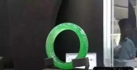 翡翠手镯打灯起紫色荧光是真的假的,荧光绿翡翠手镯-第11张图片-翡翠网 翡翠手镯打灯起紫色荧光是真的假的,荧光绿翡翠手镯-第11张图片-翡翠网